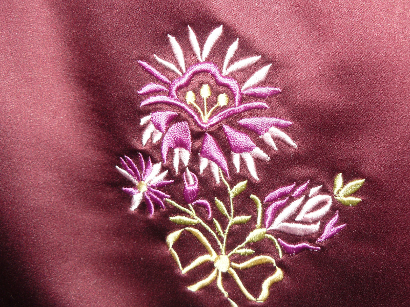 Fleur brodée sur tissu satin bugale melrand